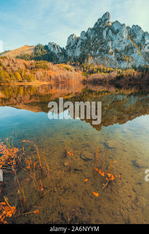 Herrliche Sicht auf den Katzenstein im kristallklaren Wasser des Laudachsee in der Nähe von Gmunden, OÖ, Austria widerspiegelt Stockfoto