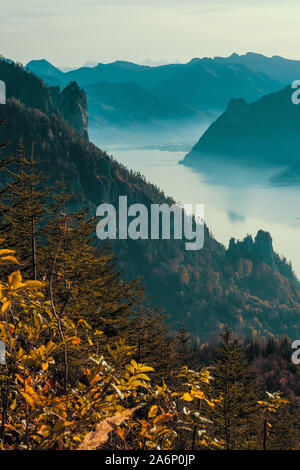 Ebensee, den Traunsee und Traunstein aus der Grünberg in der Nähe von Gmunden, OÖ, Österreich gesehen, an einem sonnigen Tag im Herbst Stockfoto