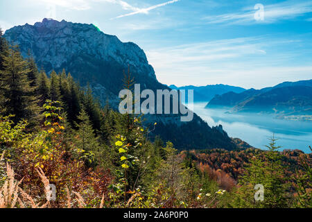 Der Traunsee und Traunstein aus der Grünberg in der Nähe von Gmunden, OÖ, Österreich gesehen, an einem sonnigen Tag im Herbst Stockfoto