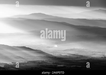 Sonnenstrahlen kommen über ein Tal in Umbrien (Italien) Stockfoto