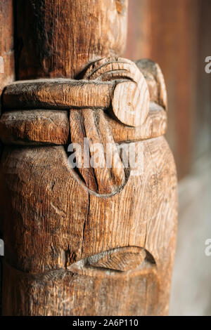 Borgund, Norwegen. Holz geschnitzt Details des berühmten norwegischen Stavkirke Sehenswürdigkeit. Antike Alte hölzerne dreischiffige Hallenkirche Stabkirche. Schließen Ansicht, Details. Stockfoto