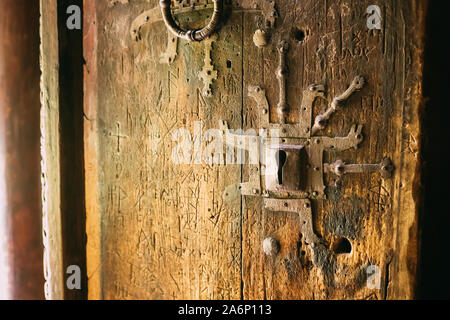 Borgund, Norwegen. Holz geschnitzt Details des berühmten norwegischen Stavkirke Sehenswürdigkeit. Antike Alte hölzerne dreischiffige Hallenkirche Stabkirche. Ansicht schließen, Tür Details. Stockfoto