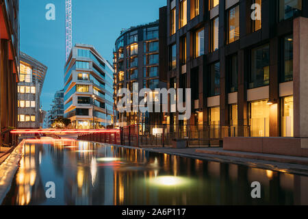 Oslo, Norwegen. Nachtansicht Embankment und Wohngebiet mehrstöckige Häuser in Tjuvholmen Bezirk. Sommerabend. Wohngebiet in Meer ... Stockfoto