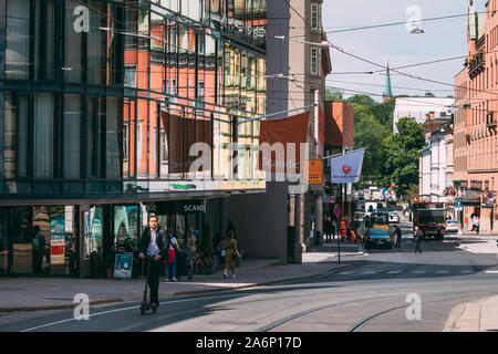 Oslo, Norwegen - 24. Juni 2019: Nach kaukasischer Mann reiten auf Motorroller im Stadtzentrum. Stockfoto