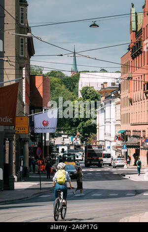 Oslo, Norwegen - 24. Juni 2019: Frau Reiten auf Fahrrädern im Stadtzentrum. Stockfoto