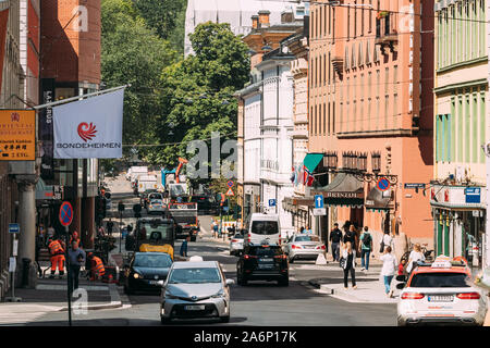 Oslo, Norwegen - 24 Juni, 2019: Verkehr auf Kristian IVs Gate Street in Oslo. Stockfoto