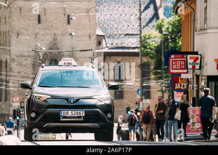 Oslo, Norwegen - 24. Juni 2019: Taxi Auto Toyota im Grensen Straße. Stockfoto