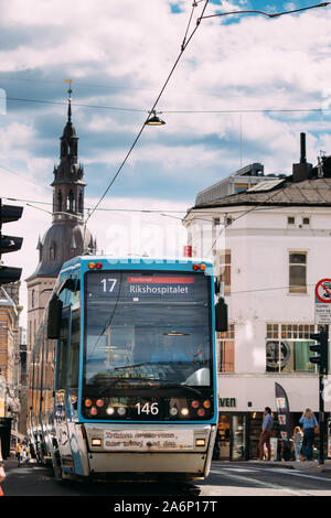 Oslo, Norwegen - 24 Juni, 2019: Blau öffentliche Straßenbahn im Sommer Straße. Stockfoto