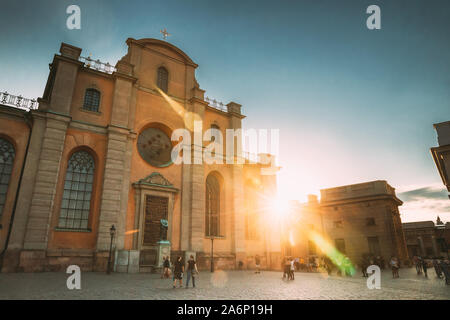 Stockholm, Schweden - 29. Juni 2019: Menschen zu Fuß in der Nähe der grossen Kirche oder Kirche des Hl. Nikolaus in Gamla Stan im Sommer Abend. Berühmte beliebte Destinat Stockfoto