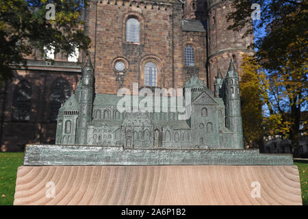 Tippen Sie auf die Prüfung Modell replica für blinde Menschen der Römisch-katholischen St. Peter's Cathedral in der Stadt Worms in Deutschland Stockfoto