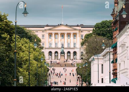 Oslo, Norwegen - 24. Juni 2019: Leute, die in der Nähe von Royal Palace (Det Kongelige Slott) in Oslo, der Hauptstadt Norwegens. Stockfoto