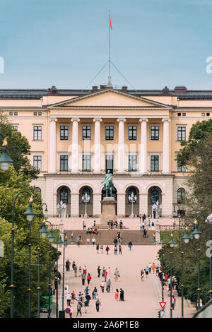 Oslo, Norwegen - 24. Juni 2019: Leute, die in der Nähe von Royal Palace (Det Kongelige Slott) in Oslo, der Hauptstadt Norwegens. Stockfoto