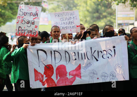 Makassar, Indonesien, 28 Okt, 2019. Studenten der Makassar islamischen State University (UIN) Campus, Banner, die auf den Straßen während einer Demonstration auf Jugend Eid Tag. Studenten demonstrieren den Staat zu bitten, eine gerechte Demokratie zu verwirklichen, während die Reden in der Mitte der Stadt Makassar verursacht Staus. Credit: Herwin Bahar/Alamy leben Nachrichten Stockfoto