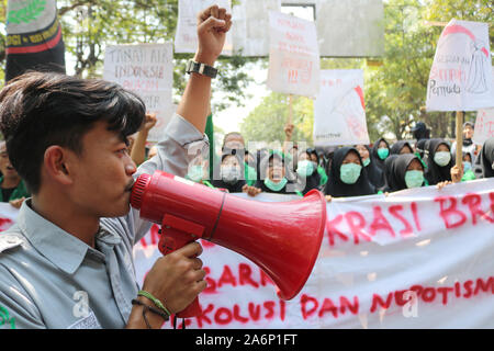 Makassar, Indonesien. 28 Okt, 2019. Ein Student hat einen Lautsprecher, während Sie die strassendemonstrationen Jugend Eide zu gedenken und die Regierung Demokratie in Indonesien zu realisieren. Studenten auch verbrannt Reifen in der Mitte der Straße verursacht Staus verwendet. Credit: Herwin Bahar/Alamy leben Nachrichten Stockfoto