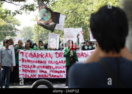 Makassar, Indonesien, 28 Okt, 2019. Ein Student hat einen Lautsprecher, während Sie die strassendemonstrationen Jugend Eide zu gedenken und die Regierung Demokratie in Indonesien zu realisieren. Studenten auch verbrannt Reifen in der Mitte der Straße verursacht Staus verwendet. Credit: Herwin Bahar/Alamy leben Nachrichten Stockfoto