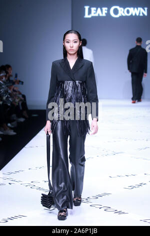 Peking, Peking, China. 28 Okt, 2019. Peking, China - Am 26. Oktober 2019, China International Fashion Week (Frühjahr/Sommer 2020) - - City Lights Ã '' "Dalian CROWNÃ¢â'¬Â¢ YUKAIYU fashion show in der zentralen Halle von 751 Dekor¢â'¬Â¢ PARK in Peking abgehalten wurde. Credit: SIPA Asien/ZUMA Draht/Alamy leben Nachrichten Stockfoto
