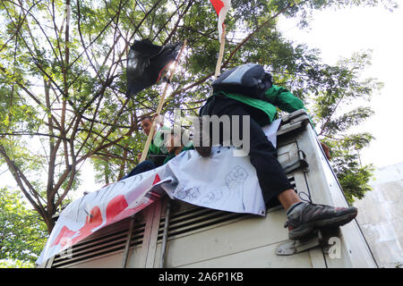 Makassar, Indonesien, 28 Okt, 2019. Studenten der Makassar islamischen State University (UIN) Campus Geiseln nahm und erhielt in einem Lkw, während der Student eine Demonstration wurde in der Mitte der Straße der Jugend Eid Tag zu gedenken. Studenten demonstrieren den Staat zu bitten, eine gerechte Demokratie zu verwirklichen, während die Reden in der Mitte der Stadt Makassar verursacht Staus. Credit: Herwin Bahar/Alamy leben Nachrichten Stockfoto