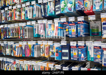 Leim und stylos für französische Studenten. Sainte Marie de la Mer, Frankreich, 14-8-19 Stockfoto