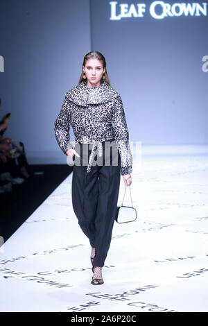 Peking, Peking, China. 28 Okt, 2019. Peking, China - Am 26. Oktober 2019, China International Fashion Week (Frühjahr/Sommer 2020) - - City Lights Ã '' "Dalian CROWNÃ¢â'¬Â¢ YUKAIYU fashion show in der zentralen Halle von 751 Dekor¢â'¬Â¢ PARK in Peking abgehalten wurde. Credit: SIPA Asien/ZUMA Draht/Alamy leben Nachrichten Stockfoto