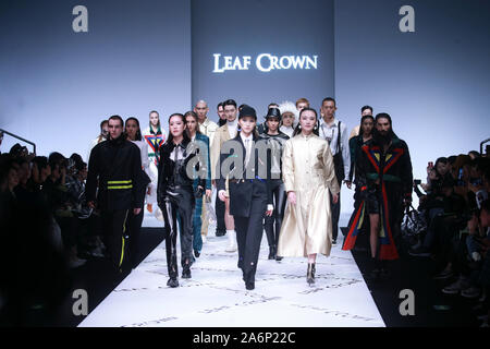 Peking, Peking, China. 28 Okt, 2019. Peking, China - Am 26. Oktober 2019, China International Fashion Week (Frühjahr/Sommer 2020) - - City Lights Ã '' "Dalian CROWNÃ¢â'¬Â¢ YUKAIYU fashion show in der zentralen Halle von 751 Dekor¢â'¬Â¢ PARK in Peking abgehalten wurde. Credit: SIPA Asien/ZUMA Draht/Alamy leben Nachrichten Stockfoto