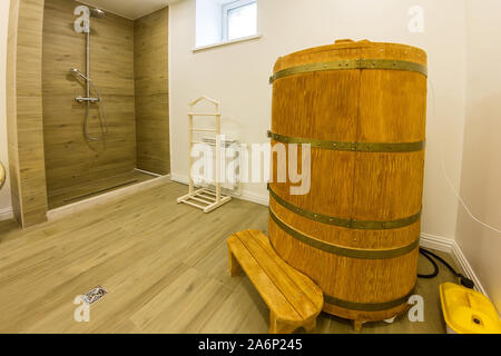 Innenraum Zeder phyto Fass Sauna mit Dusche im Medical Spa Salon. Stockfoto