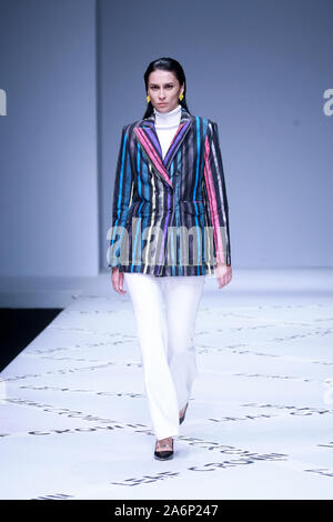 Peking, Peking, China. 28 Okt, 2019. Peking, China - Am 26. Oktober 2019, China International Fashion Week (Frühjahr/Sommer 2020) - - City Lights Ã '' "Dalian CROWNÃ¢â'¬Â¢ YUKAIYU fashion show in der zentralen Halle von 751 Dekor¢â'¬Â¢ PARK in Peking abgehalten wurde. Credit: SIPA Asien/ZUMA Draht/Alamy leben Nachrichten Stockfoto