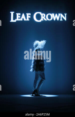 Peking, Peking, China. 28 Okt, 2019. Peking, China - Am 26. Oktober 2019, China International Fashion Week (Frühjahr/Sommer 2020) - - City Lights Ã '' "Dalian CROWNÃ¢â'¬Â¢ YUKAIYU fashion show in der zentralen Halle von 751 Dekor¢â'¬Â¢ PARK in Peking abgehalten wurde. Credit: SIPA Asien/ZUMA Draht/Alamy leben Nachrichten Stockfoto
