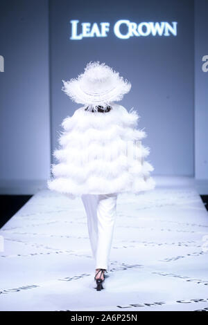 Peking, Peking, China. 28 Okt, 2019. Peking, China - Am 26. Oktober 2019, China International Fashion Week (Frühjahr/Sommer 2020) - - City Lights Ã '' "Dalian CROWNÃ¢â'¬Â¢ YUKAIYU fashion show in der zentralen Halle von 751 Dekor¢â'¬Â¢ PARK in Peking abgehalten wurde. Credit: SIPA Asien/ZUMA Draht/Alamy leben Nachrichten Stockfoto