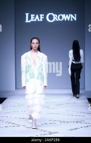 Peking, Peking, China. 28 Okt, 2019. Peking, China - Am 26. Oktober 2019, China International Fashion Week (Frühjahr/Sommer 2020) - - City Lights Ã '' "Dalian CROWNÃ¢â'¬Â¢ YUKAIYU fashion show in der zentralen Halle von 751 Dekor¢â'¬Â¢ PARK in Peking abgehalten wurde. Credit: SIPA Asien/ZUMA Draht/Alamy leben Nachrichten Stockfoto