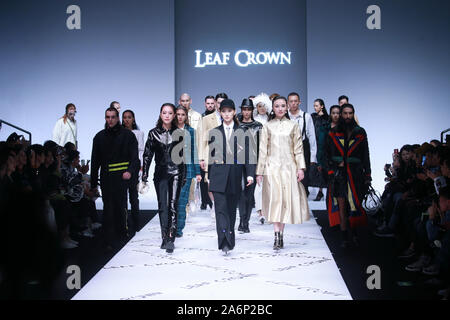 Peking, Peking, China. 28 Okt, 2019. Peking, China - Am 26. Oktober 2019, China International Fashion Week (Frühjahr/Sommer 2020) - - City Lights Ã '' "Dalian CROWNÃ¢â'¬Â¢ YUKAIYU fashion show in der zentralen Halle von 751 Dekor¢â'¬Â¢ PARK in Peking abgehalten wurde. Credit: SIPA Asien/ZUMA Draht/Alamy leben Nachrichten Stockfoto