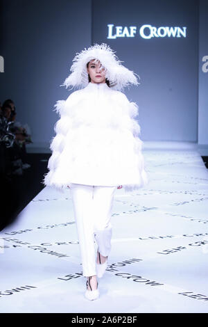 Peking, Peking, China. 28 Okt, 2019. Peking, China - Am 26. Oktober 2019, China International Fashion Week (Frühjahr/Sommer 2020) - - City Lights Ã '' "Dalian CROWNÃ¢â'¬Â¢ YUKAIYU fashion show in der zentralen Halle von 751 Dekor¢â'¬Â¢ PARK in Peking abgehalten wurde. Credit: SIPA Asien/ZUMA Draht/Alamy leben Nachrichten Stockfoto