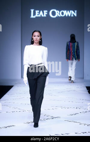 Peking, Peking, China. 28 Okt, 2019. Peking, China - Am 26. Oktober 2019, China International Fashion Week (Frühjahr/Sommer 2020) - - City Lights Ã '' "Dalian CROWNÃ¢â'¬Â¢ YUKAIYU fashion show in der zentralen Halle von 751 Dekor¢â'¬Â¢ PARK in Peking abgehalten wurde. Credit: SIPA Asien/ZUMA Draht/Alamy leben Nachrichten Stockfoto