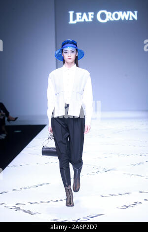 Peking, Peking, China. 28 Okt, 2019. Peking, China - Am 26. Oktober 2019, China International Fashion Week (Frühjahr/Sommer 2020) - - City Lights Ã '' "Dalian CROWNÃ¢â'¬Â¢ YUKAIYU fashion show in der zentralen Halle von 751 Dekor¢â'¬Â¢ PARK in Peking abgehalten wurde. Credit: SIPA Asien/ZUMA Draht/Alamy leben Nachrichten Stockfoto