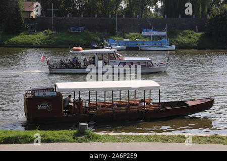 Krakau. Krakau. Polen. Touristische Boote auf dem Fluss Weichsel. Stockfoto