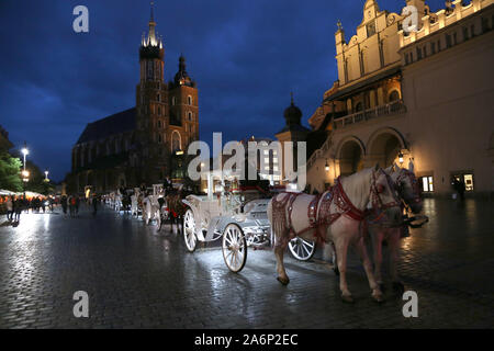 Krakau. Krakau. Polen. Ein Taxi stop in der Nähe Sukiennice (Tuchhallen) im Marktplatz, das Zentrum der Altstadt. Stockfoto