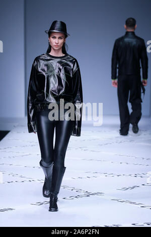 Peking, Peking, China. 28 Okt, 2019. Peking, China - Am 26. Oktober 2019, China International Fashion Week (Frühjahr/Sommer 2020) - - City Lights Ã '' "Dalian CROWNÃ¢â'¬Â¢ YUKAIYU fashion show in der zentralen Halle von 751 Dekor¢â'¬Â¢ PARK in Peking abgehalten wurde. Credit: SIPA Asien/ZUMA Draht/Alamy leben Nachrichten Stockfoto