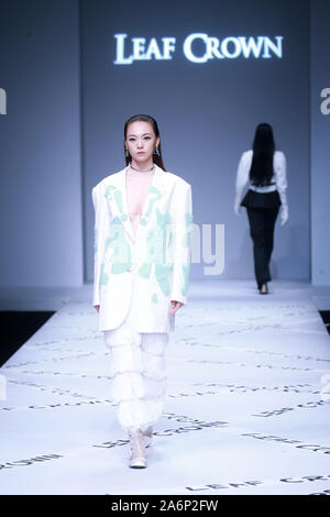 Peking, Peking, China. 28 Okt, 2019. Peking, China - Am 26. Oktober 2019, China International Fashion Week (Frühjahr/Sommer 2020) - - City Lights Ã '' "Dalian CROWNÃ¢â'¬Â¢ YUKAIYU fashion show in der zentralen Halle von 751 Dekor¢â'¬Â¢ PARK in Peking abgehalten wurde. Credit: SIPA Asien/ZUMA Draht/Alamy leben Nachrichten Stockfoto