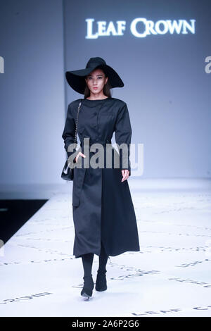 Peking, Peking, China. 28 Okt, 2019. Peking, China - Am 26. Oktober 2019, China International Fashion Week (Frühjahr/Sommer 2020) - - City Lights Ã '' "Dalian CROWNÃ¢â'¬Â¢ YUKAIYU fashion show in der zentralen Halle von 751 Dekor¢â'¬Â¢ PARK in Peking abgehalten wurde. Credit: SIPA Asien/ZUMA Draht/Alamy leben Nachrichten Stockfoto