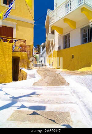 Schmale Gasse mit bunten Häusern, in Leros, Dodekanes Griechenland im Sommer. Stockfoto