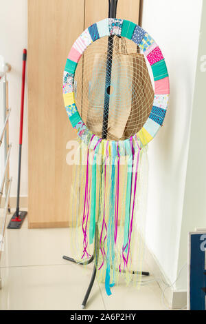 Schlaflosigkeit und Alpträume Konzept - Schöne Traumfänger mit bunten Bändern im Innenbereich. Stockfoto