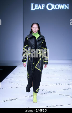 Peking, Peking, China. 28 Okt, 2019. Peking, China - Am 26. Oktober 2019, China International Fashion Week (Frühjahr/Sommer 2020) - - City Lights Ã '' "Dalian CROWNÃ¢â'¬Â¢ YUKAIYU fashion show in der zentralen Halle von 751 Dekor¢â'¬Â¢ PARK in Peking abgehalten wurde. Credit: SIPA Asien/ZUMA Draht/Alamy leben Nachrichten Stockfoto