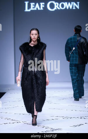 Peking, Peking, China. 28 Okt, 2019. Peking, China - Am 26. Oktober 2019, China International Fashion Week (Frühjahr/Sommer 2020) - - City Lights Ã '' "Dalian CROWNÃ¢â'¬Â¢ YUKAIYU fashion show in der zentralen Halle von 751 Dekor¢â'¬Â¢ PARK in Peking abgehalten wurde. Credit: SIPA Asien/ZUMA Draht/Alamy leben Nachrichten Stockfoto
