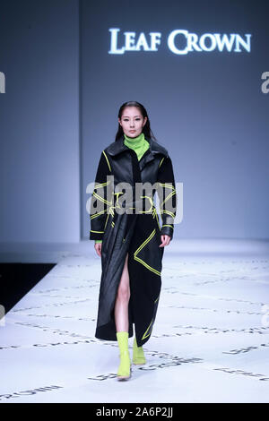 Peking, Peking, China. 28 Okt, 2019. Peking, China - Am 26. Oktober 2019, China International Fashion Week (Frühjahr/Sommer 2020) - - City Lights Ã '' "Dalian CROWNÃ¢â'¬Â¢ YUKAIYU fashion show in der zentralen Halle von 751 Dekor¢â'¬Â¢ PARK in Peking abgehalten wurde. Credit: SIPA Asien/ZUMA Draht/Alamy leben Nachrichten Stockfoto
