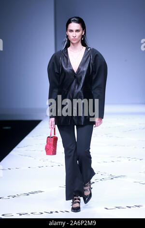 Peking, Peking, China. 28 Okt, 2019. Peking, China - Am 26. Oktober 2019, China International Fashion Week (Frühjahr/Sommer 2020) - - City Lights Ã '' "Dalian CROWNÃ¢â'¬Â¢ YUKAIYU fashion show in der zentralen Halle von 751 Dekor¢â'¬Â¢ PARK in Peking abgehalten wurde. Credit: SIPA Asien/ZUMA Draht/Alamy leben Nachrichten Stockfoto