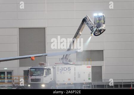 Flughafen Luton. Oktober 2019. Flugzeuge der easyJet-Flotte werden an diesem kalten und frostigen Morgen enteist Stockfoto