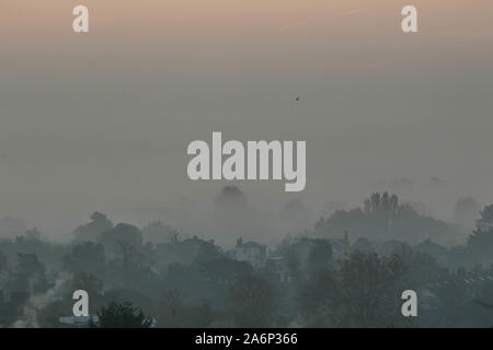 Wimbledon London UK. 28. Oktober 2019. Ein dicker Nebel bedeckt die Wimbledon Landschaft in einer kalten, frostigen Herbst morgen Amer ghazzal/Alamy leben Nachrichten Stockfoto