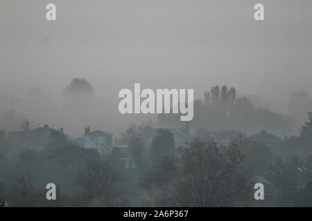 Wimbledon London UK. 28. Oktober 2019. Ein dicker Nebel bedeckt die Wimbledon Landschaft in einer kalten, frostigen Herbst morgen Amer ghazzal/Alamy leben Nachrichten Stockfoto