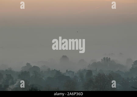 Wimbledon London UK. 28. Oktober 2019. Ein dicker Nebel bedeckt die Wimbledon Landschaft in einer kalten, frostigen Herbst morgen Amer ghazzal/Alamy leben Nachrichten Stockfoto