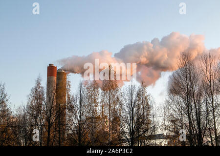 Rauch wogenden aus der Zellstoff- und Papierfabrik, Finnland Stockfoto