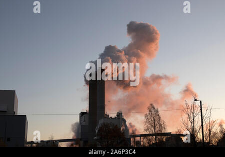 Rauch wogenden aus der Zellstoff- und Papierfabrik, Finnland Stockfoto